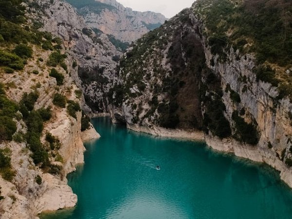Les meilleurs campings avec piscine dans les Gorges du Verdon : Votre guide pour un séjour rafraîchissant !