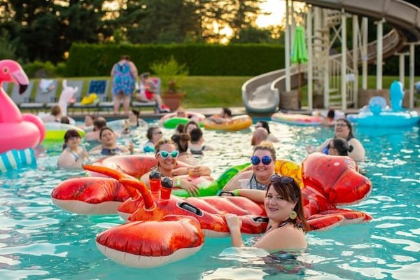 Découvrez les meilleurs campings avec piscine en Auvergne pour vos vacances idéales