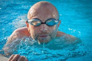 homme dans une piscine Toulouse