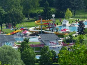 La location de camping équipée d'un parc aquatique pour toute la famille