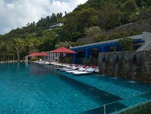 Une belle piscine avec un bar aquatique pour siroter des cocktails.
